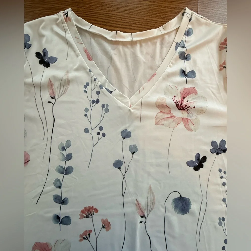NWOT Beautiful Feminine Floral VNeck Short Sleeve Top gray blues, pinks & white